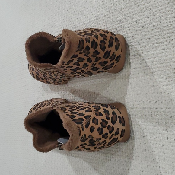 SKECHERS Animal Print size 8 booties. - Picture 4 of 4